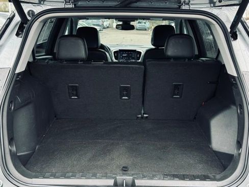 Used 2023 GMC Terrain SLT image 12