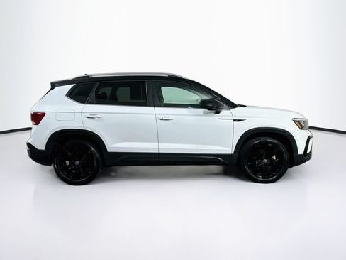 Certified 2024 Volkswagen Taos SE FWD image 8