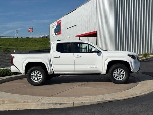 Certified 2024 Toyota Tacoma SR5 AWD/4WD image 2