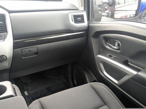 Used 2018 Nissan Titan SV image 17