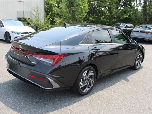 Used 2025 Hyundai Elantra Limited FWD image 8