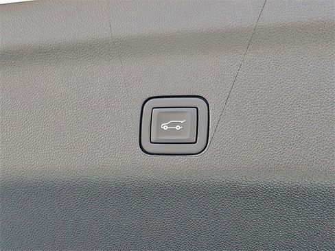 Used 2025 GMC Yukon XL Denali image 30