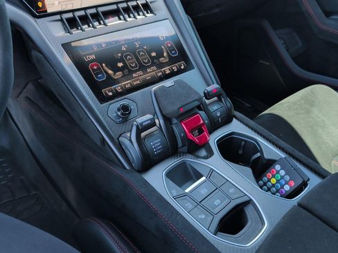 Used 2023 Lamborghini Urus Performante AWD/4WD image 27