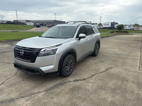 Used 2024 Nissan Pathfinder SV w/ SV Premium Package FWD image 5