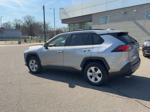 Used 2019 Toyota RAV4 XLE AWD/4WD image 7