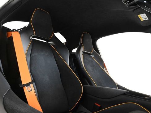 Used 2025 McLaren Artura image 17