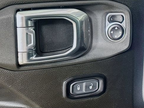 Used 2025 Jeep Gladiator Sport AWD/4WD image 18