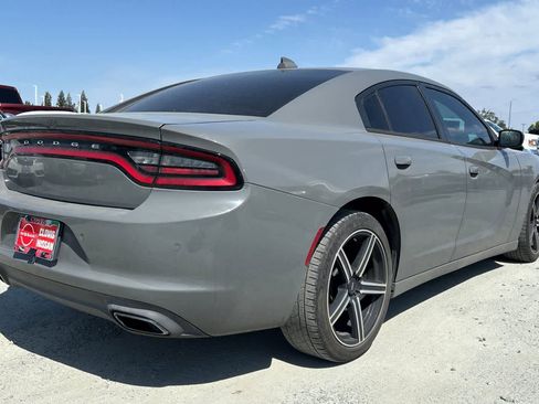 Used 2018 Dodge Charger SXT Plus RWD image 3