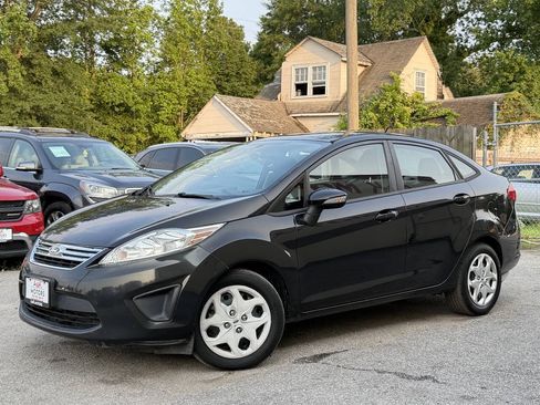 Used 2013 Ford Fiesta SE FWD image 2