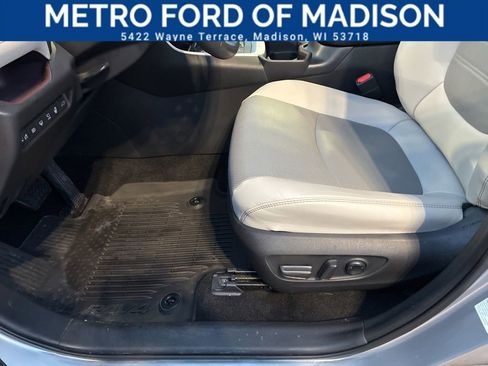 Used 2021 Toyota RAV4 Limited image 12