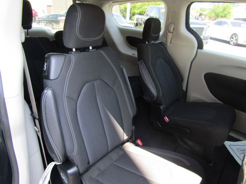 Used 2022 Chrysler Voyager LX image 12