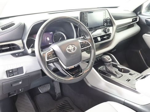 Used 2021 Toyota Highlander XLE image 6