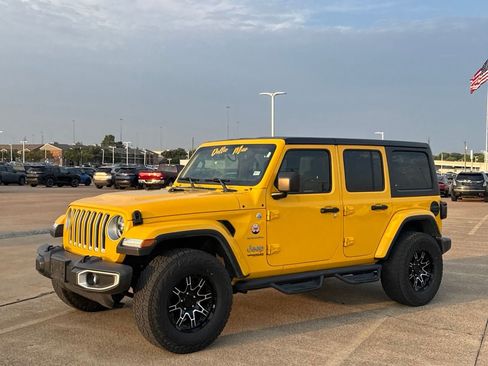 Used 2019 Jeep Wrangler Unlimited Sahara AWD/4WD image 6