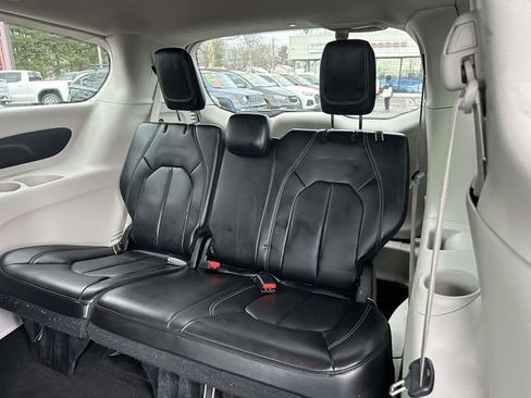 Used 2023 Chrysler Pacifica Touring-L image 8