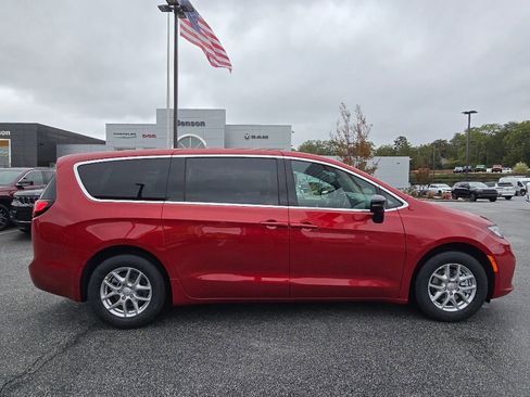 New 2026 Chrysler Pacifica Select image 2