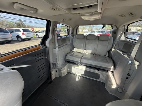 Used 2010 Chrysler Town & Country Limited image 28