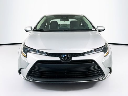 Used 2023 Toyota Corolla LE image 2