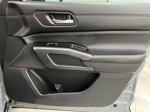 Used 2025 Nissan Pathfinder SL FWD image 30