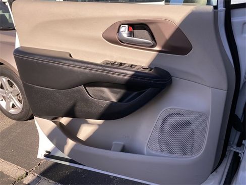 Used 2023 Chrysler Voyager LX image 18