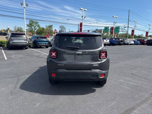 Used 2017 Jeep Renegade Latitude w/ Cold Weather Group AWD/4WD image 6
