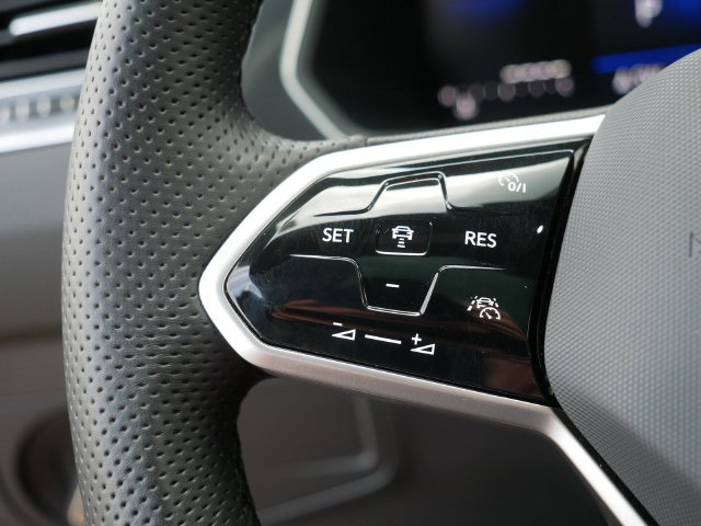 Certified 2024 Volkswagen Tiguan SE R-Line AWD/4WD image 24