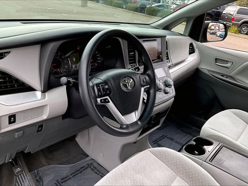 Used 2017 Toyota Sienna LE image 17