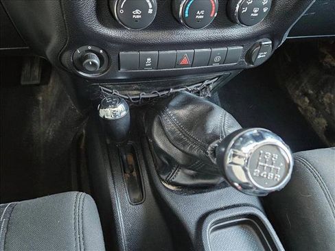 Used 2012 Jeep Wrangler Rubicon w/ PWR Convenience Group image 13