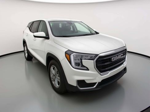 Used 2024 GMC Terrain SLE image 1
