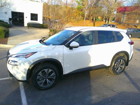 Used 2023 Nissan Rogue SV image 8