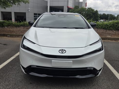 Used 2025 Toyota Prius FWD image 2