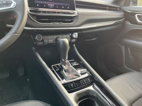 Used 2025 Jeep Compass Trailhawk image 40