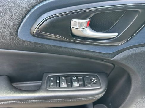 Used 2015 Chrysler 200 S FWD image 10
