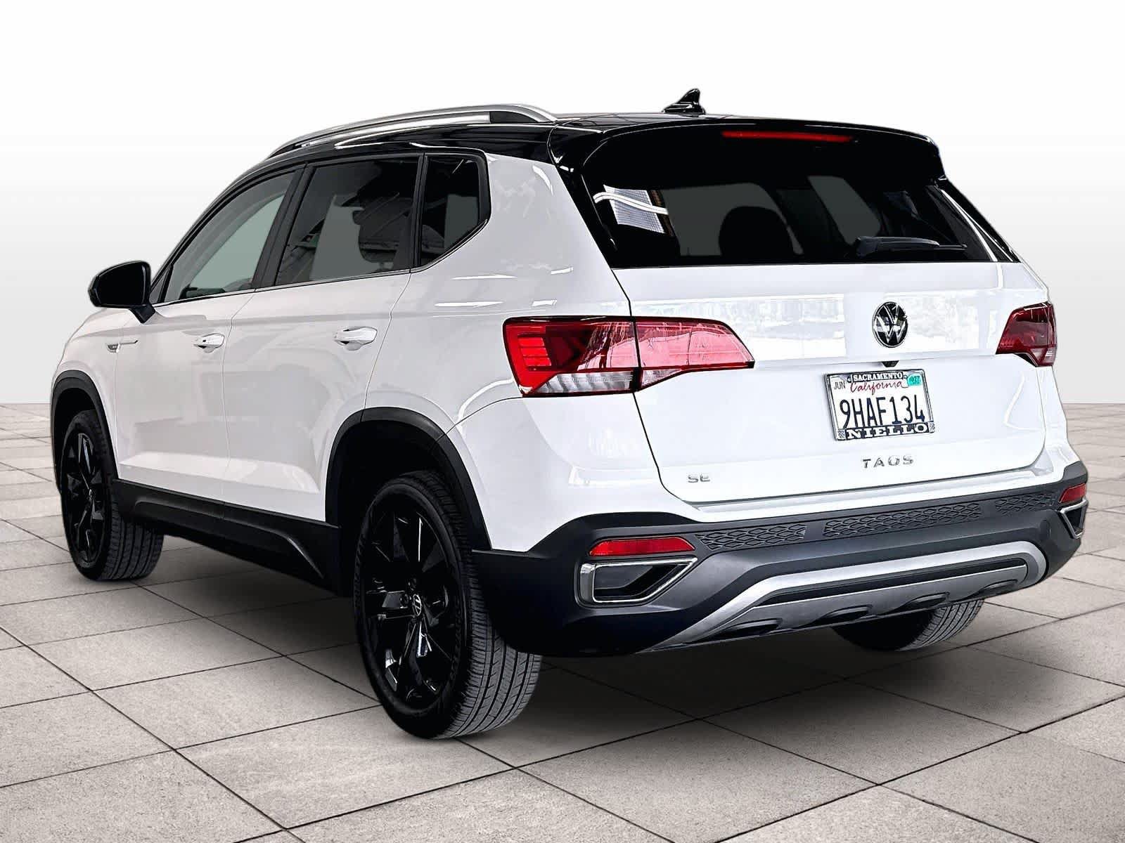 Used 2023 Volkswagen Taos SE w/ Panoramic Sunroof Package FWD image 7