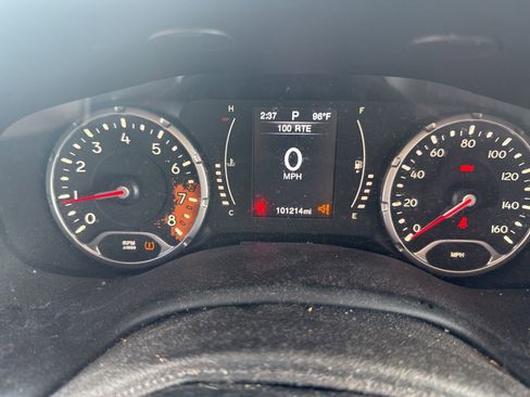 Used 2015 Jeep Renegade Latitude FWD image 19