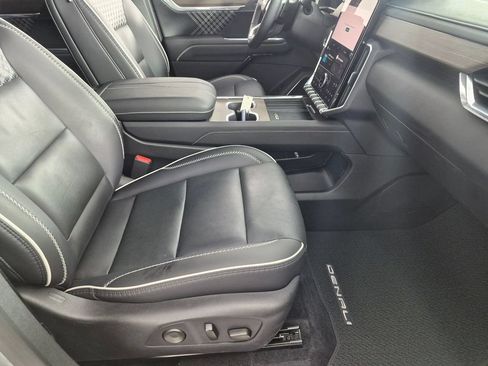 Used 2025 GMC Acadia Denali FWD image 34