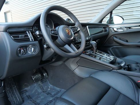 New 2026 Porsche Macan image 4