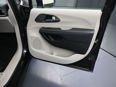 Used 2023 Chrysler Pacifica Touring-L image 13