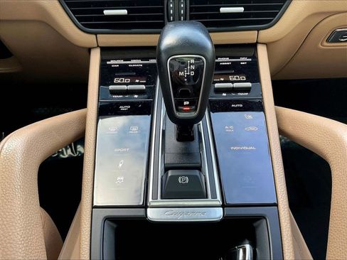 Used 2022 Porsche Cayenne AWD/4WD image 15