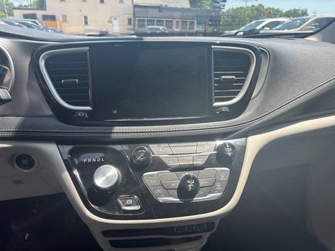 Used 2022 Chrysler Pacifica Touring-L FWD image 12