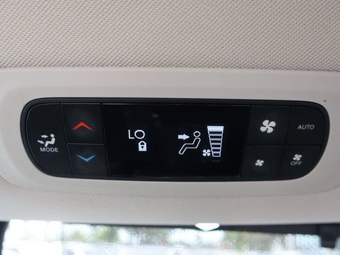 Used 2023 Chrysler Pacifica Touring-L FWD image 51