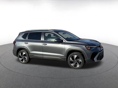 Used 2025 Volkswagen Taos SE image 2