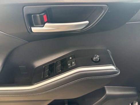 Used 2023 Toyota Highlander XSE image 17