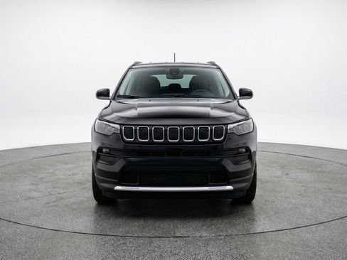 Used 2025 Jeep Compass Latitude image 2