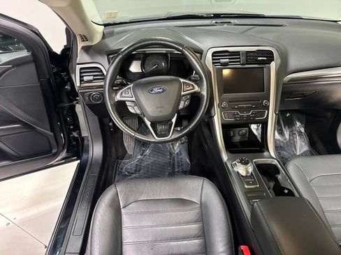 Used 2017 Ford Fusion SE w/ Fusion SE Technology Package FWD image 16