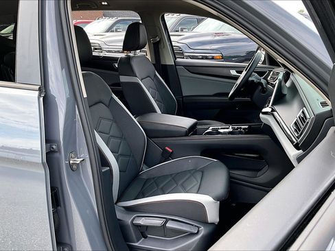 Used 2025 Volkswagen Atlas Peak Edition SE AWD/4WD image 7
