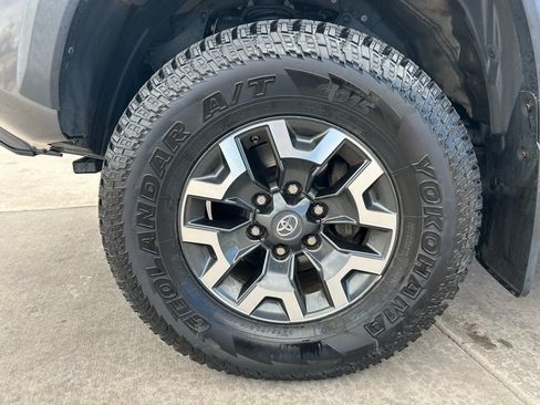 Used 2019 Toyota Tacoma TRD Off-Road image 32