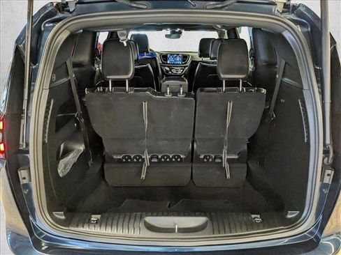 Used 2025 Chrysler Pacifica Limited image 7