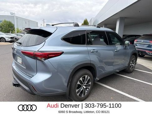 Used 2022 Toyota Highlander XLE AWD/4WD image 3