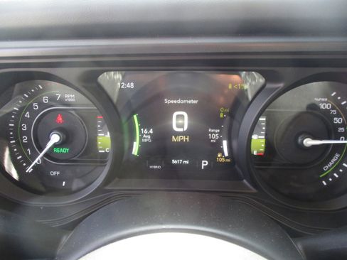 Used 2025 Jeep Wrangler Unlimited Sahara AWD/4WD image 18