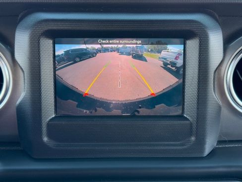 Used 2020 Jeep Wrangler Unlimited Sahara w/ Cold Weather Group image 15